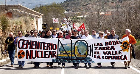 Manifestación anti cementerio nuclear Zarra. No al cementerio nuclear de Zarra. 1269792539_0