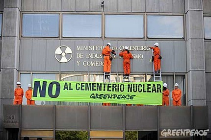 Greenpeace en el ministerio de industria. No al cementerio nuclear. no_cementerio_nuclear